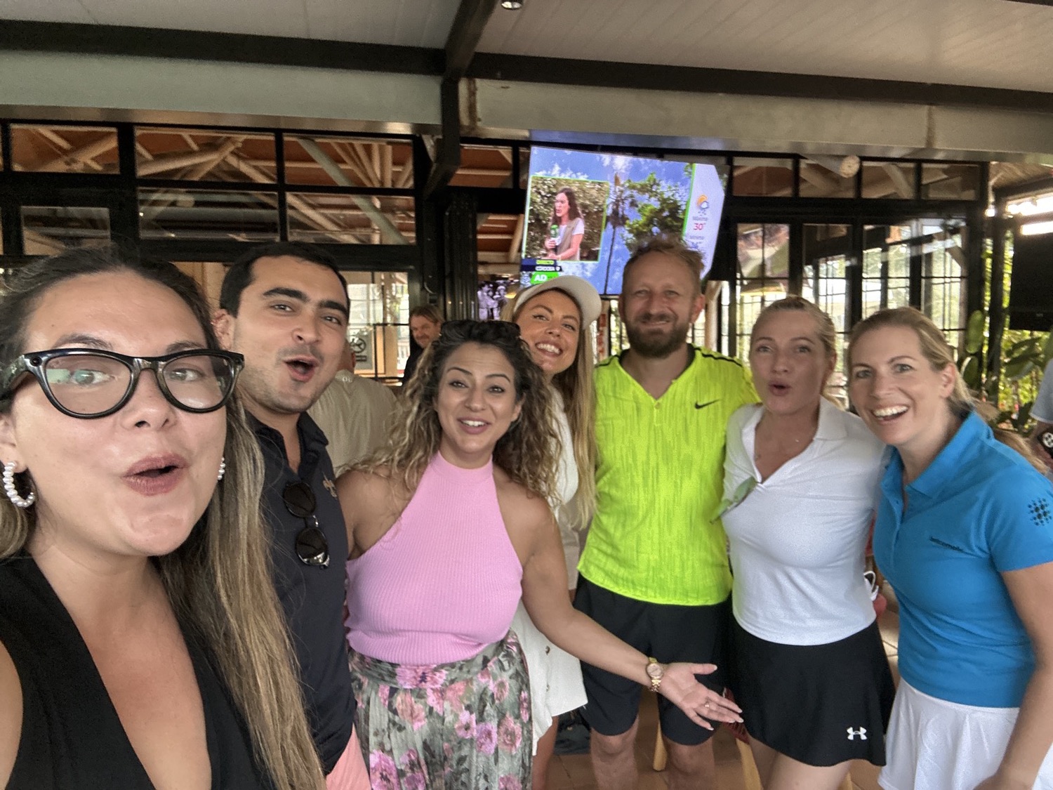 Un selfie de grupo de los miembros después de los partidos de pádel